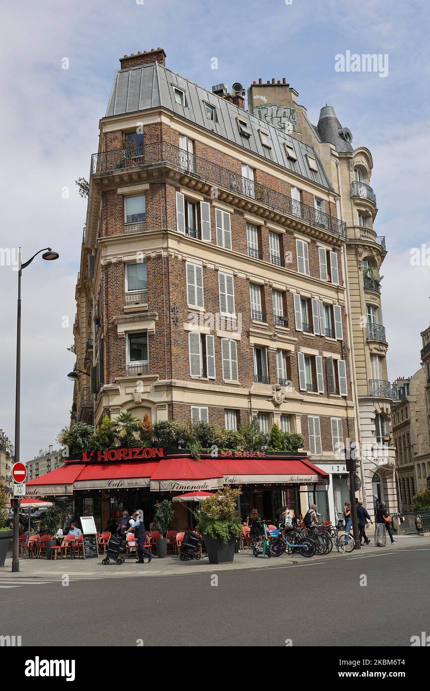 L`Horizon ist ein traditionelles französisches Café in Paris, Frankreich. Stockfoto